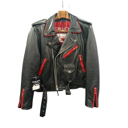 Chaqueta de cuero con detalles rojos y forro rojo./Leather jacket