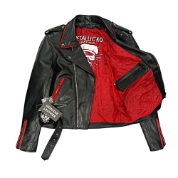 Chaqueta de cuero con detalles rojos y forro rojo./Leather jacket