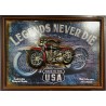 Cuadro Legends Never Die, con la moto choppers en relieve.